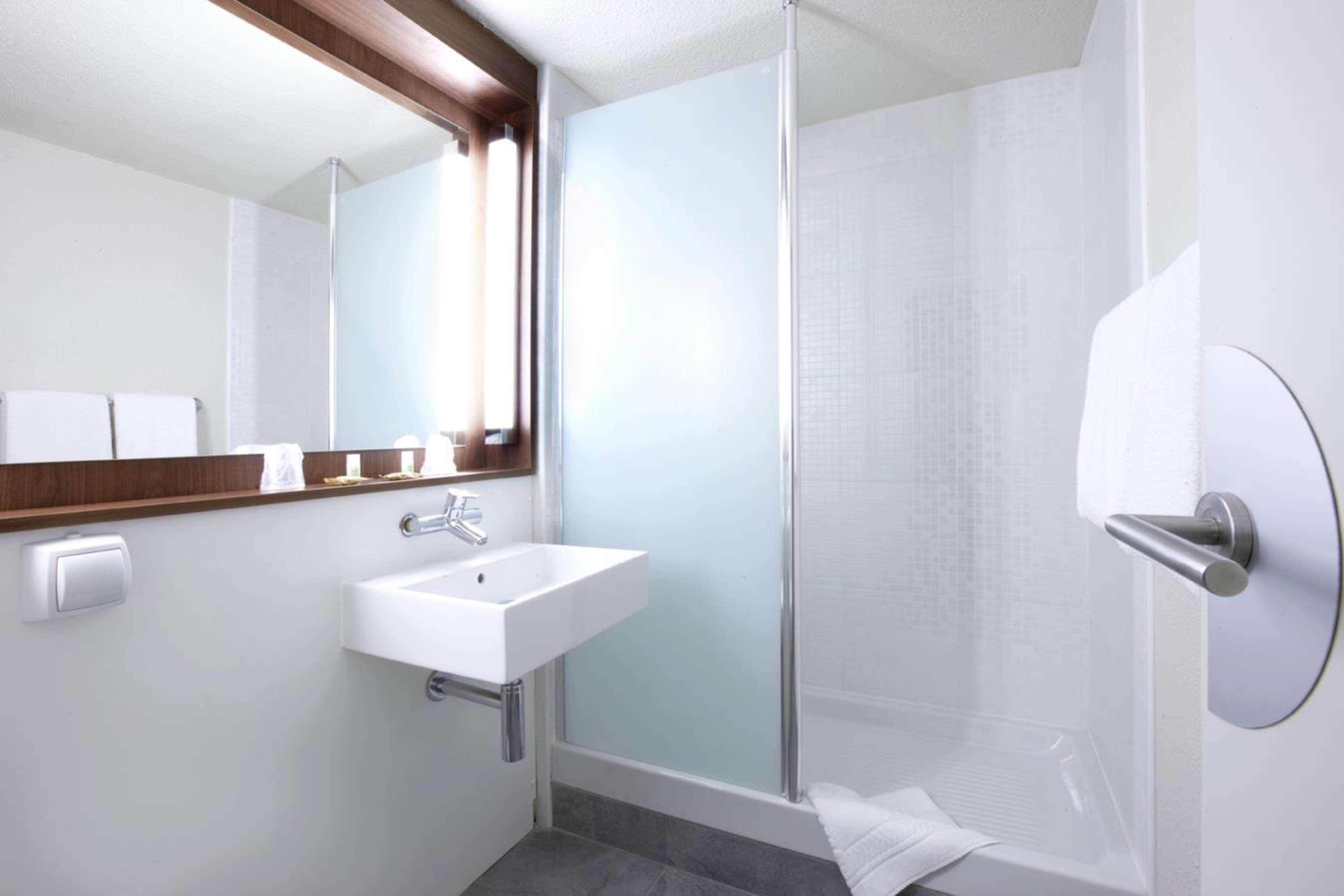Campanile Lille Nord Wasquehal Hotel Bagian luar foto