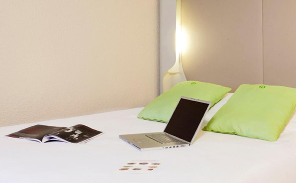 Campanile Lille Nord Wasquehal Hotel Bagian luar foto