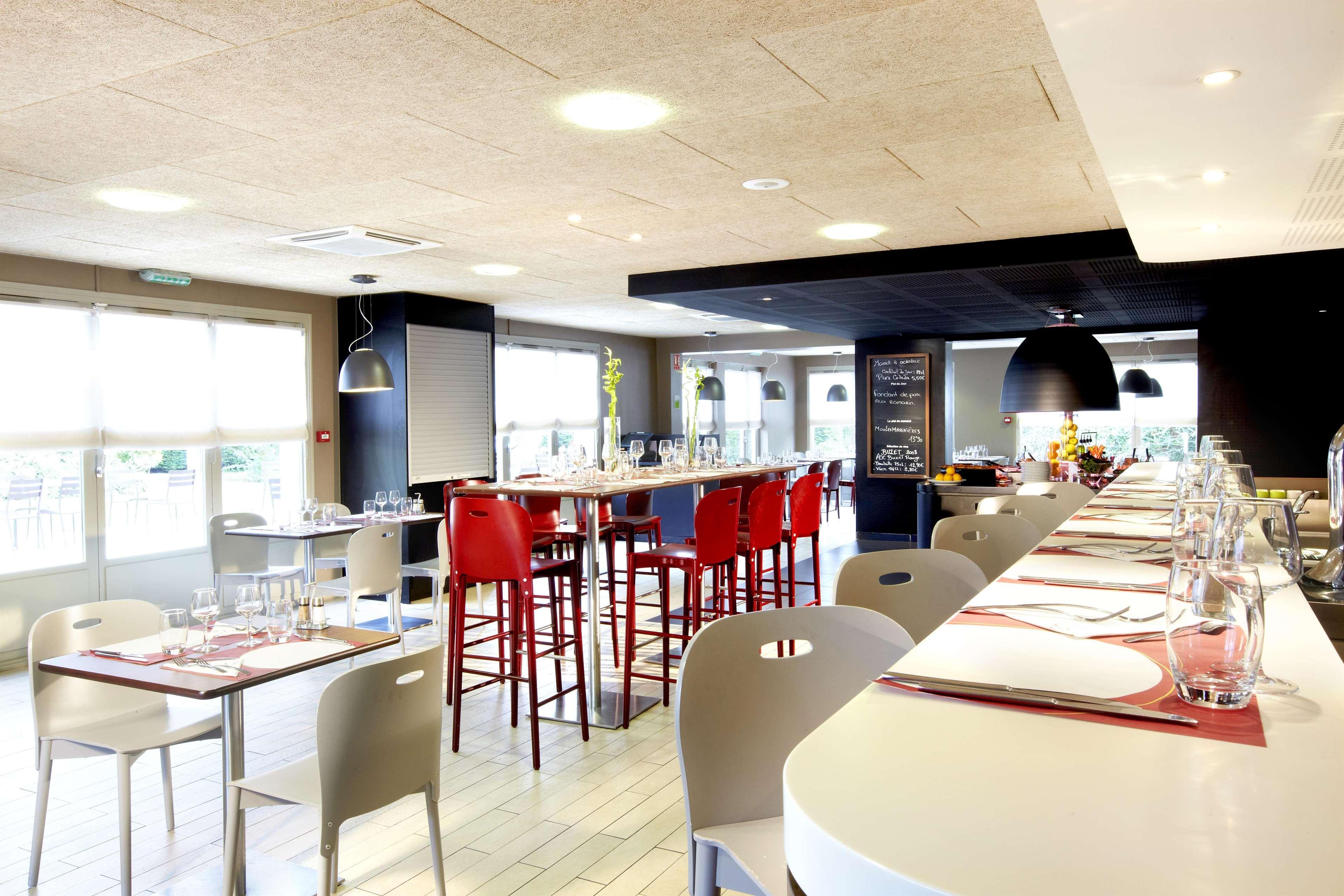 Campanile Lille Nord Wasquehal Hotel Bagian luar foto
